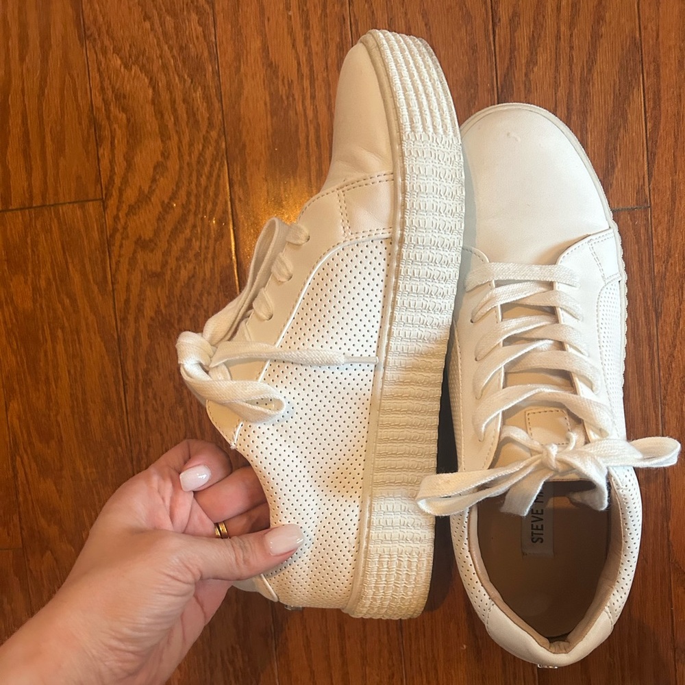Steve Madden size 9 white platform sneakers